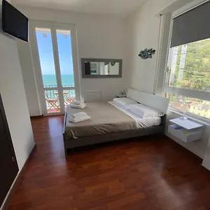 sollevante-guest-house.hotelitalianriviera.com/